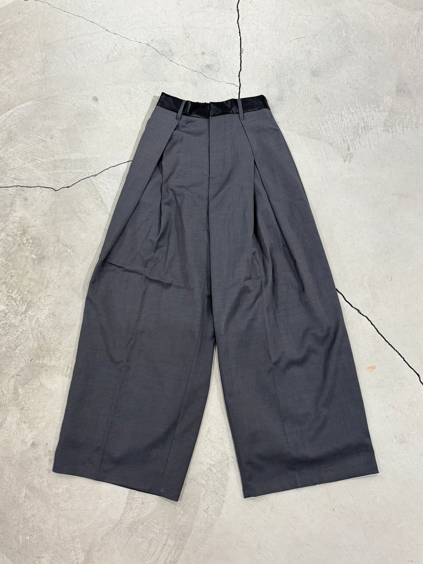 フロントタックワイドパンツ(レザー風ウエストベルト)