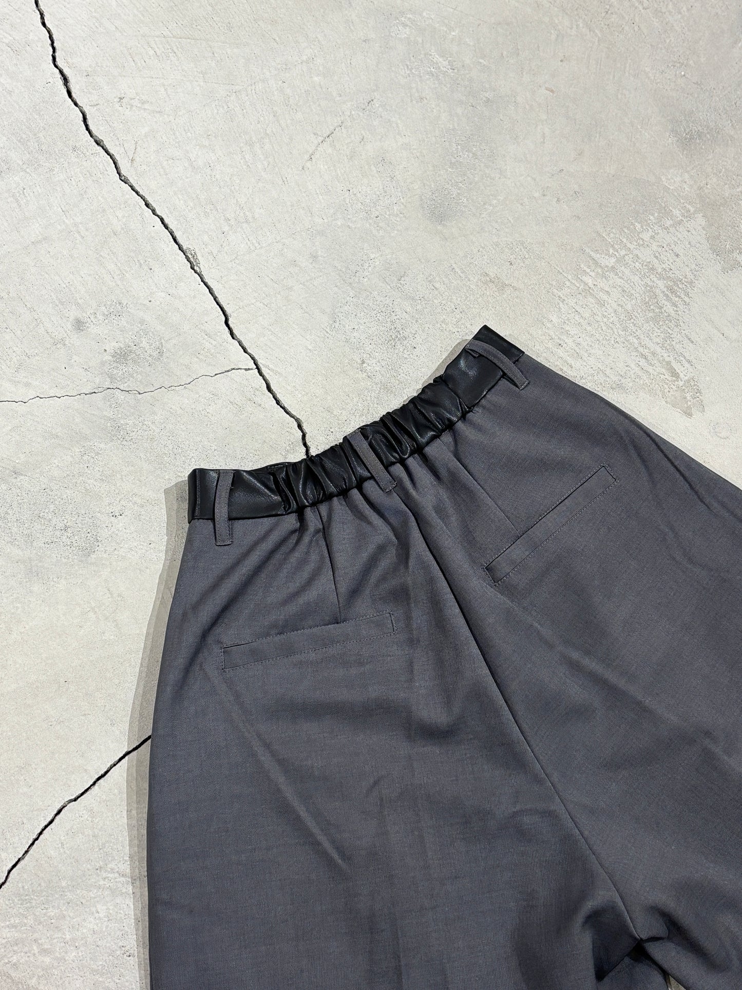 フロントタックワイドパンツ(レザー風ウエストベルト)