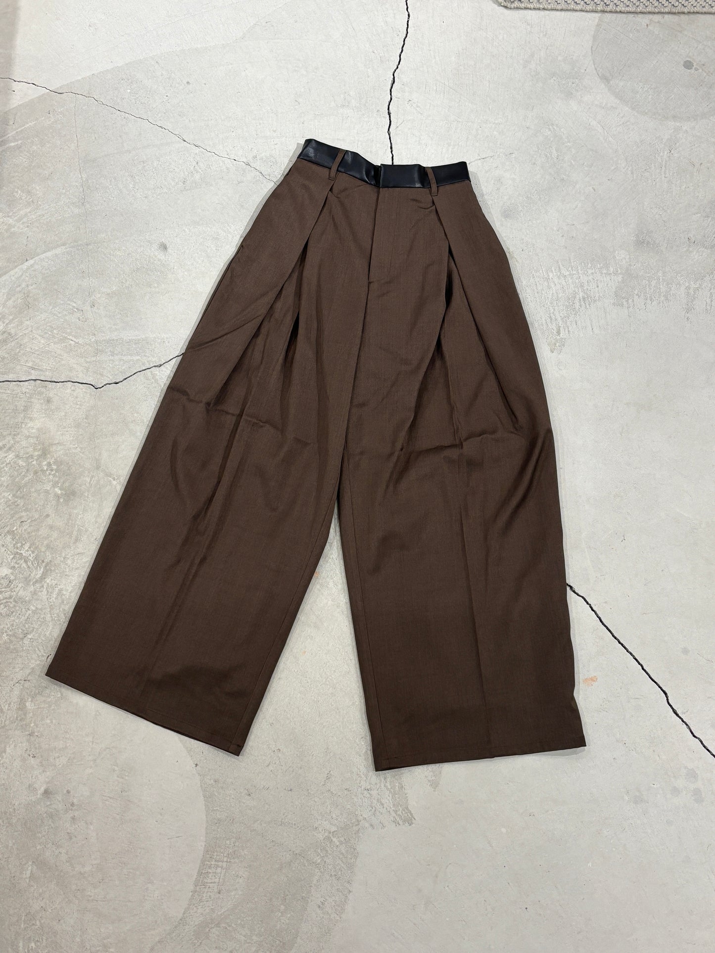 フロントタックワイドパンツ(レザー風ウエストベルト)