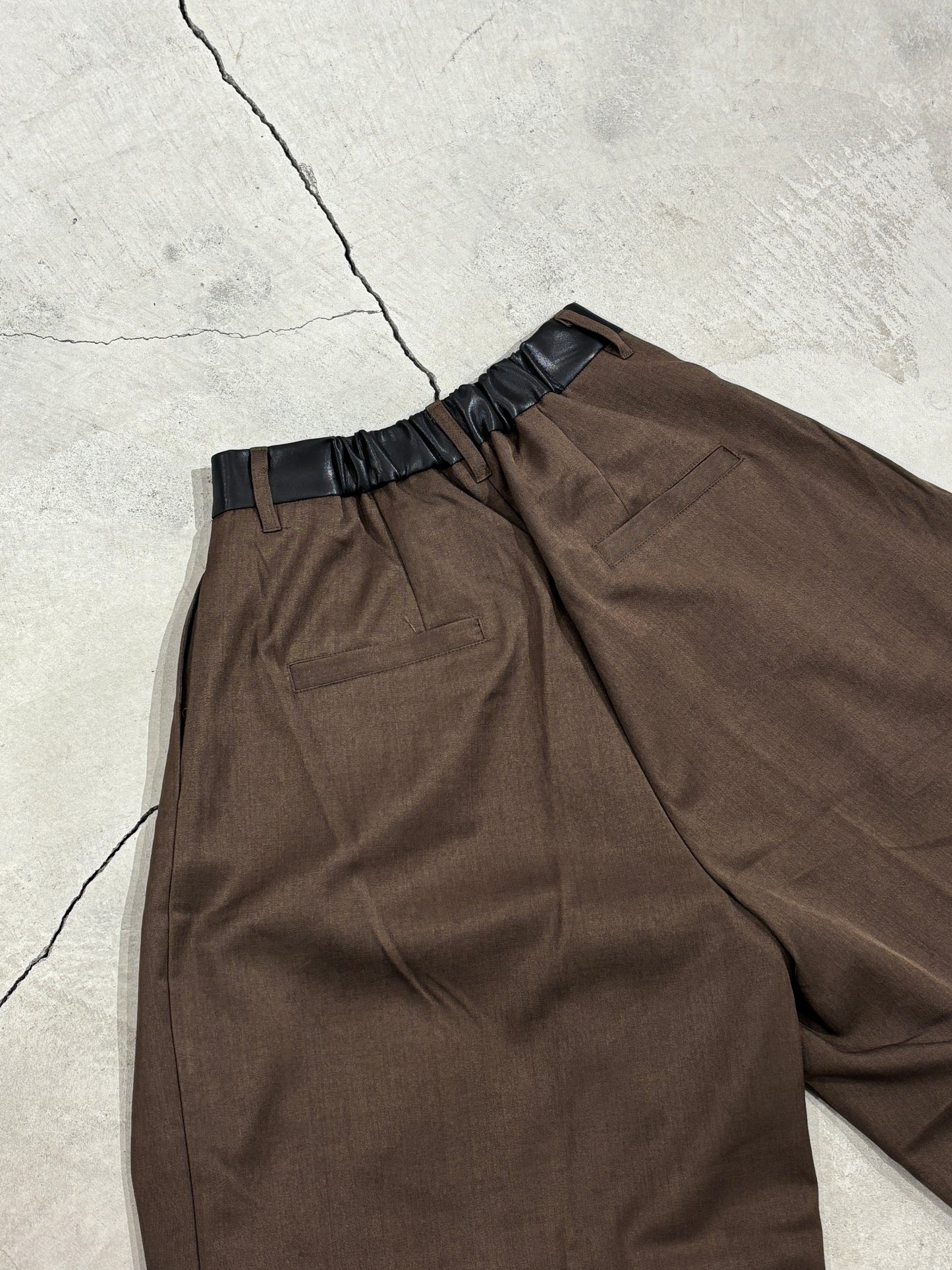 フロントタックワイドパンツ(レザー風ウエストベルト)
