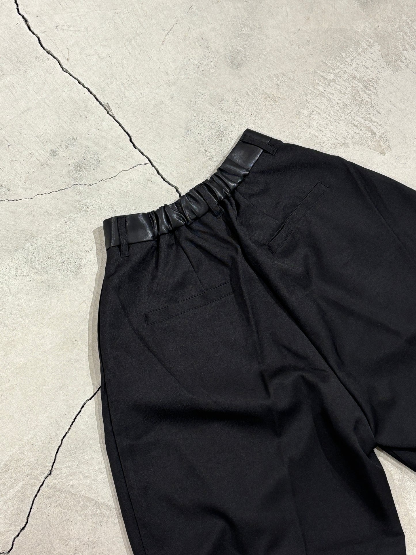 フロントタックワイドパンツ(レザー風ウエストベルト)