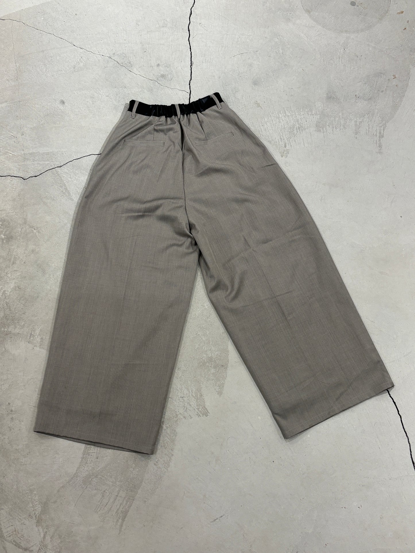 フロントタックワイドパンツ(レザー風ウエストベルト)
