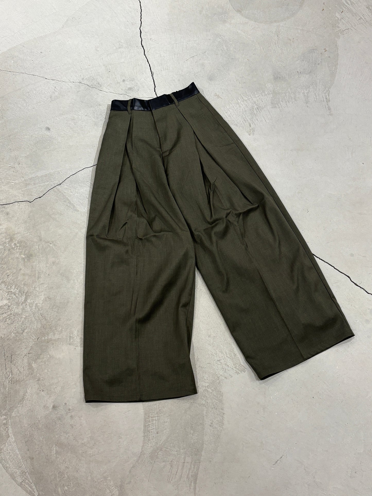 フロントタックワイドパンツ(レザー風ウエストベルト)