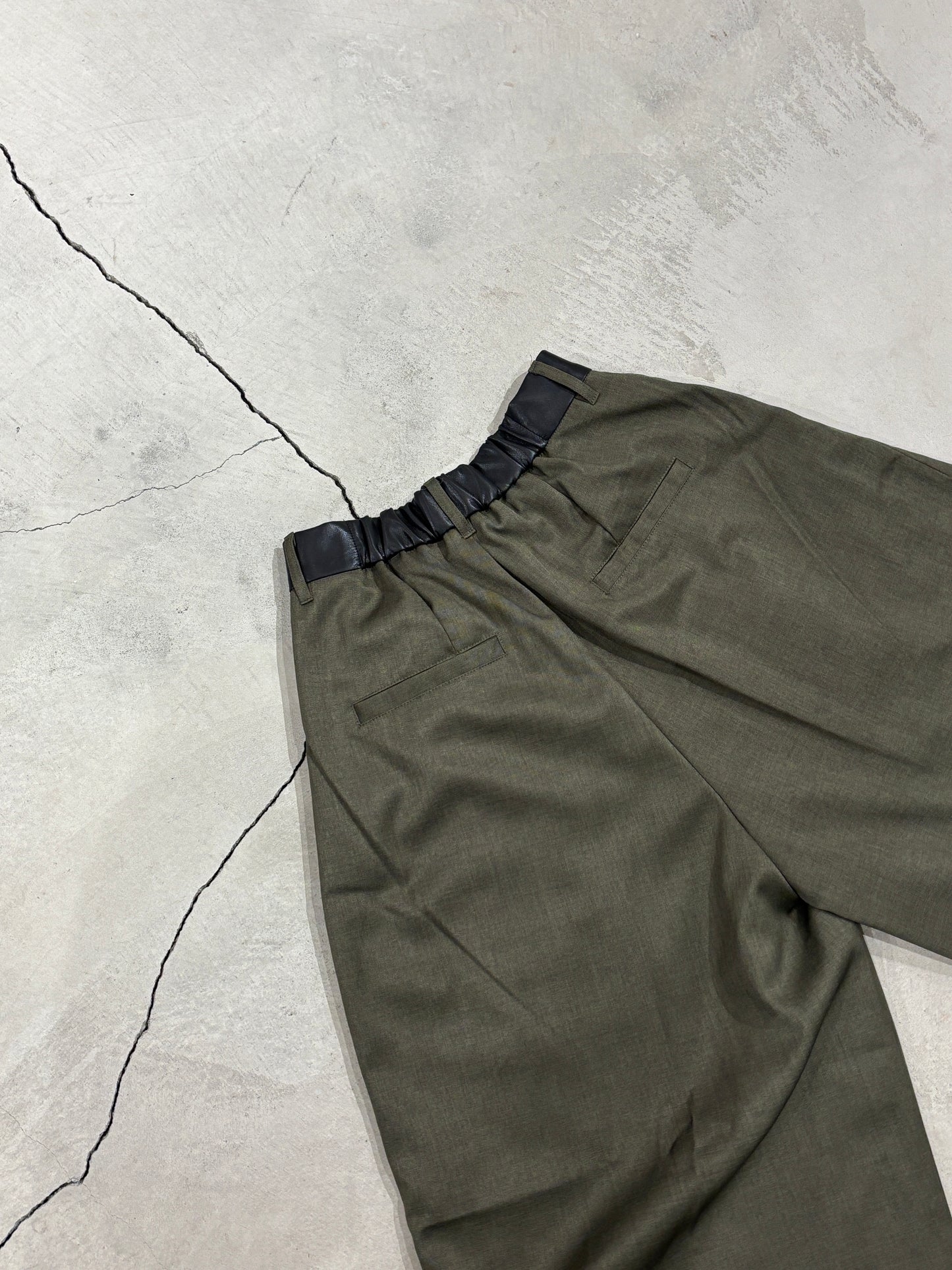 フロントタックワイドパンツ(レザー風ウエストベルト)