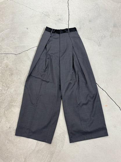 フロントタックワイドパンツ（レザー風ウエストベルト）