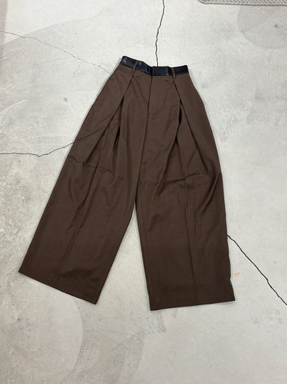 フロントタックワイドパンツ（レザー風ウエストベルト）