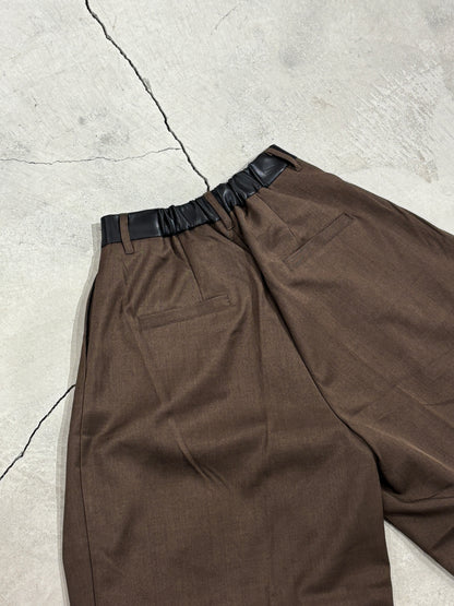 フロントタックワイドパンツ（レザー風ウエストベルト）