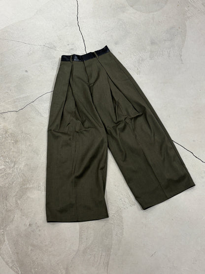 フロントタックワイドパンツ（レザー風ウエストベルト）